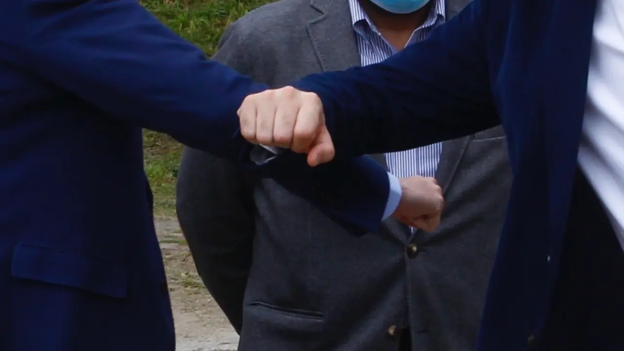 Dos hombres se saludan con el codo. DAVID FREIRE