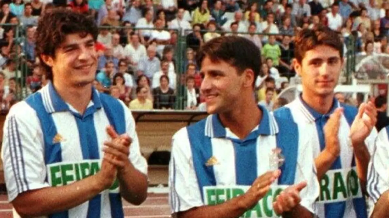 José Manuel (centro), en su presentación con el Dépor. ARCHIVO