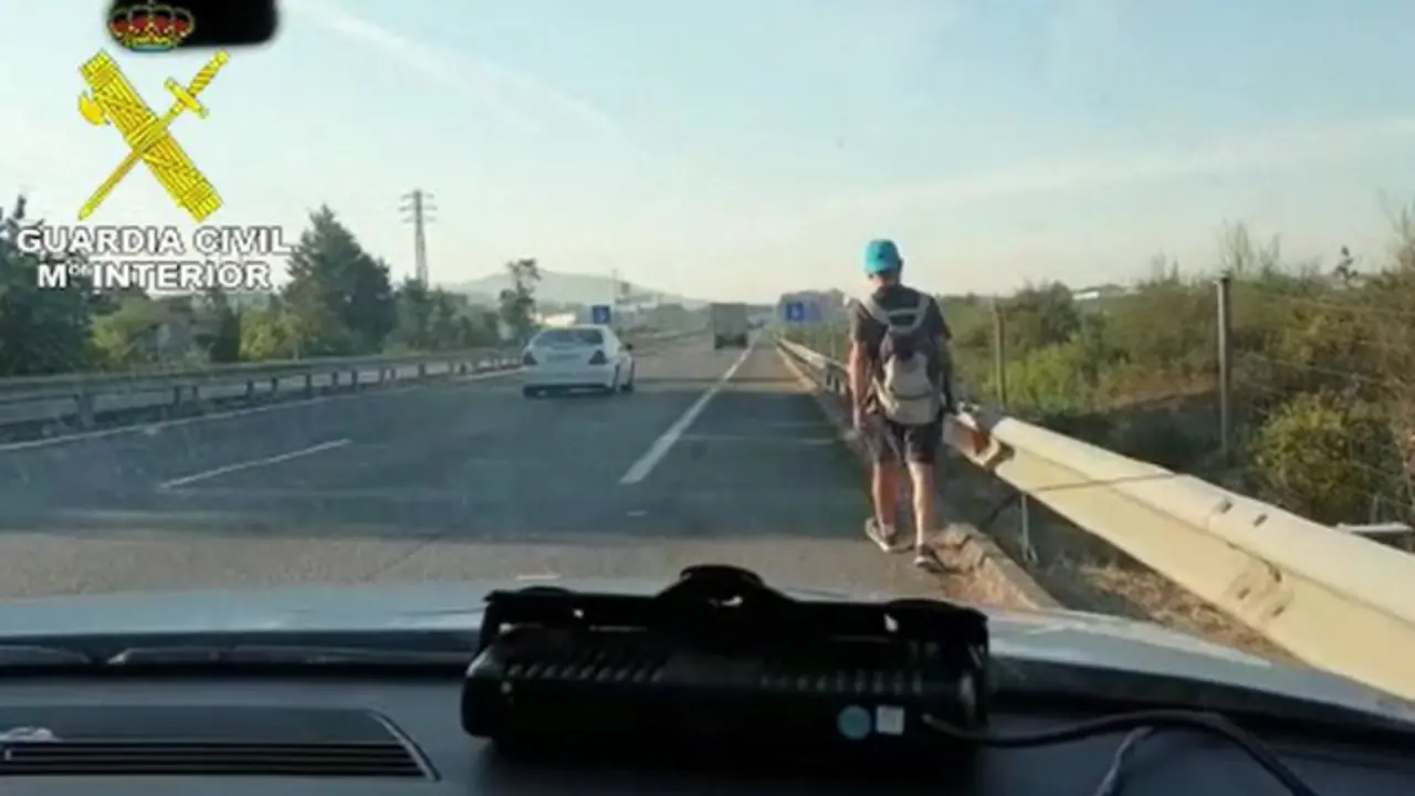 El peatón, caminando por la autovía. GC