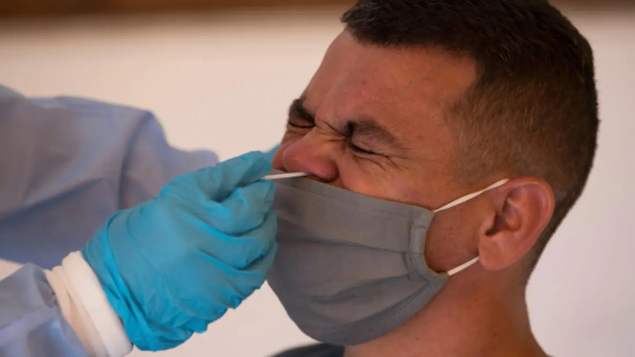 Un hombre se somete a una prueba PCR. EFE