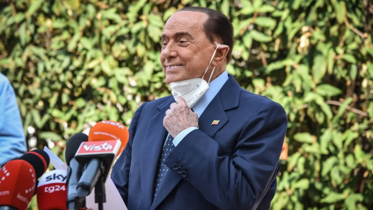 Berlusconi, a la salida del hospital. EFE