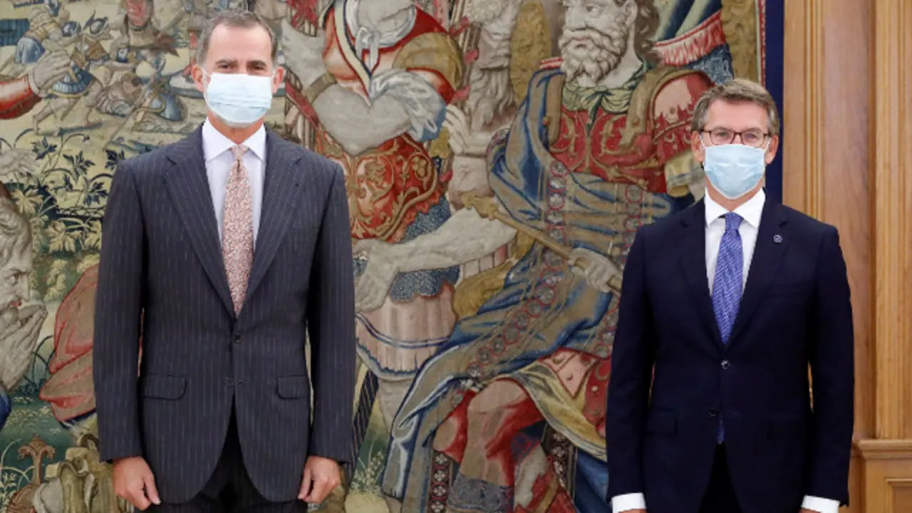 Felipe VI posa xunto ao presidente da Xunta de Galicia, Alberto Núñez Feijóo. EFE