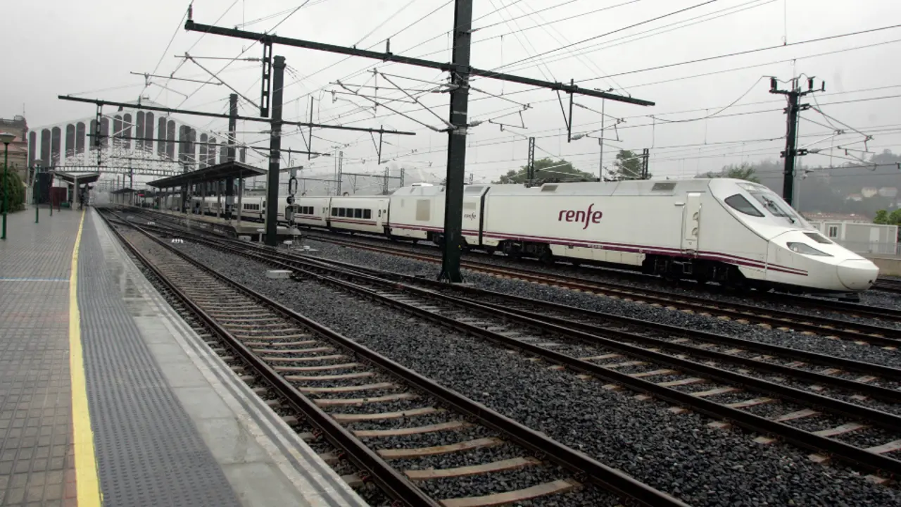 Salida del tren con destino Madrid desde Santiago de Compostela