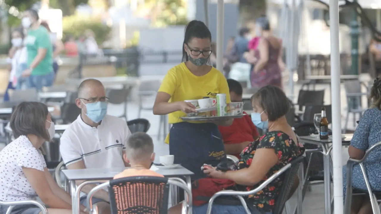 Personas en una terraza en Marín. JOSÉ LUIZ OUBIÑA