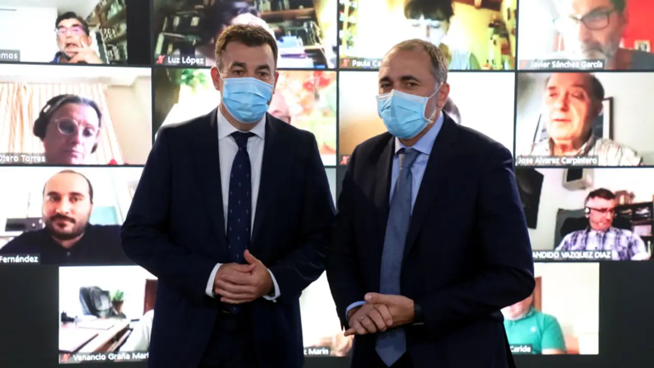 Román Rodríguez, y el conselleiro de Sanidade, Julio García Comesaña, participan en el Consello Escolar de Galicia.