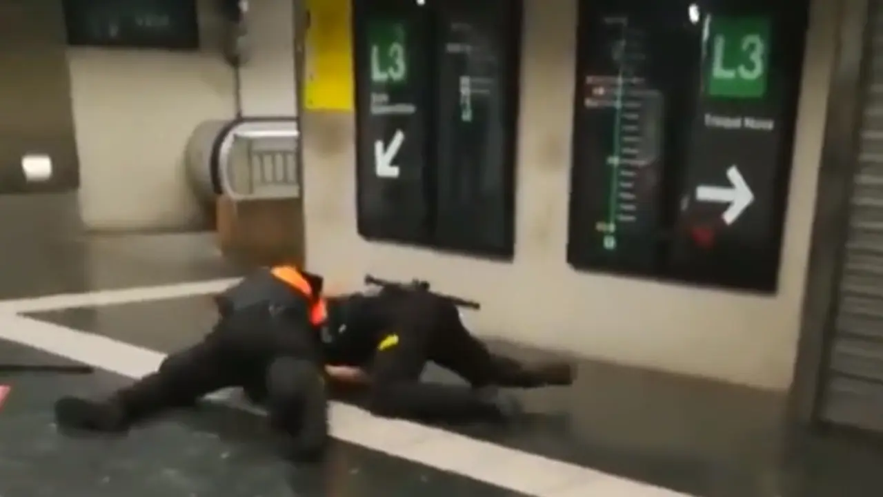 Pelea entre dos vigilantes del metro de Barcelona