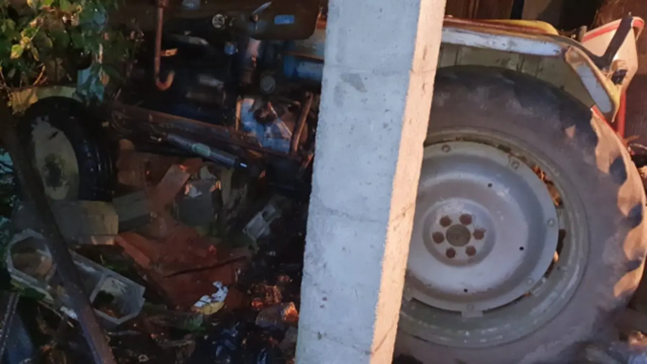 El accidente tuvo lugar en el alpendre en el que la mujer guardaba el tractor. EP