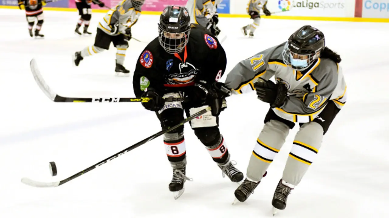 Jugadoreas de hockey con mascarillas en un partido en Madrid. VÍCTOR LERENA
