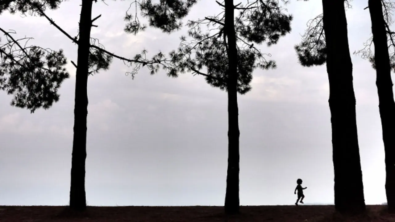 Un niño, en una playa de Cabanas. EFE