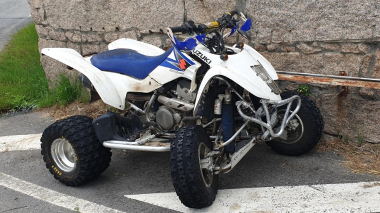 El quad se quedó en la zona del accidente. P.C. CAMBADOS (CEDIDA)