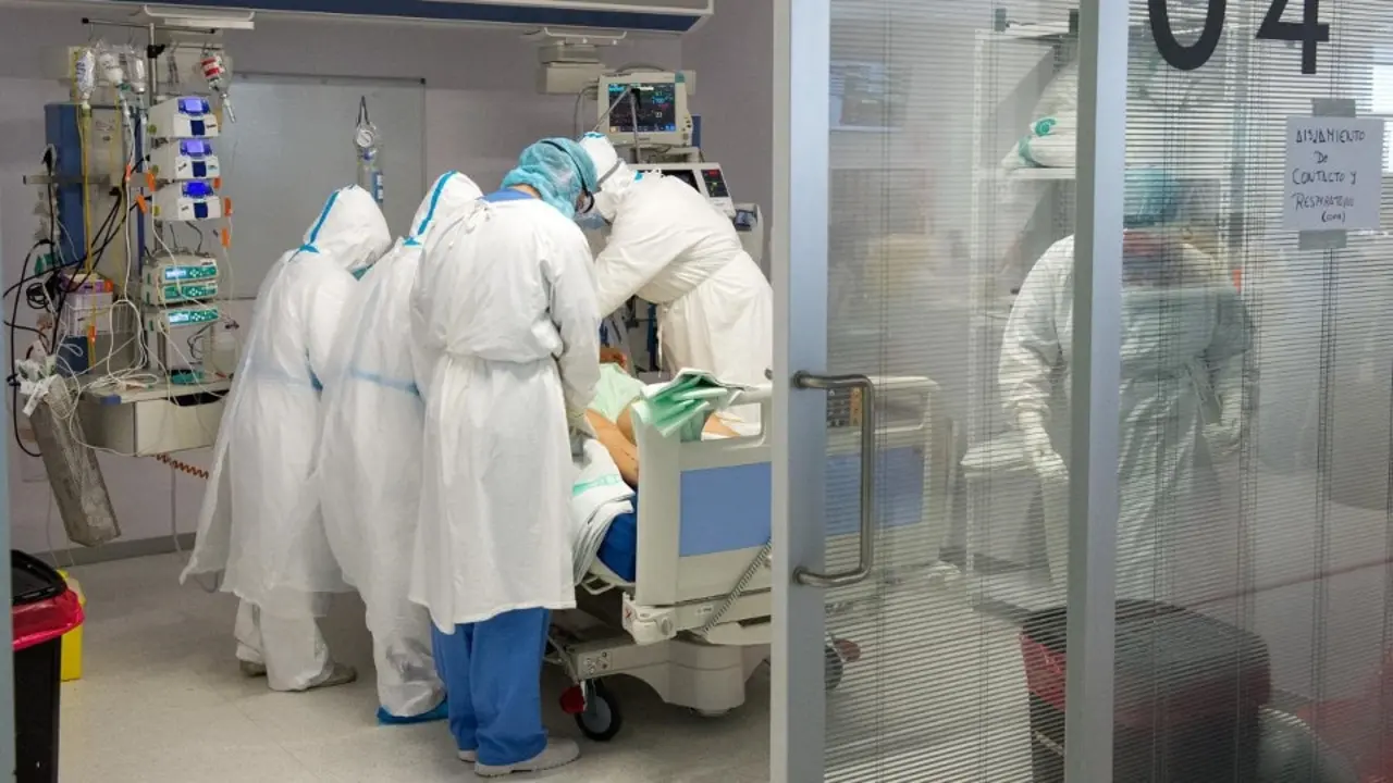 Sanitarios atienden a un paciente. EUROPA PRESS