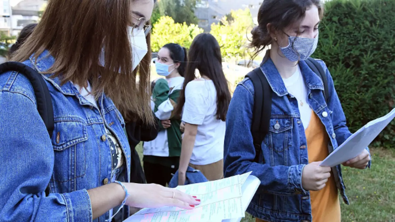 VarIas estudiantes, este lunes en Santiago. EUROPA PRESS