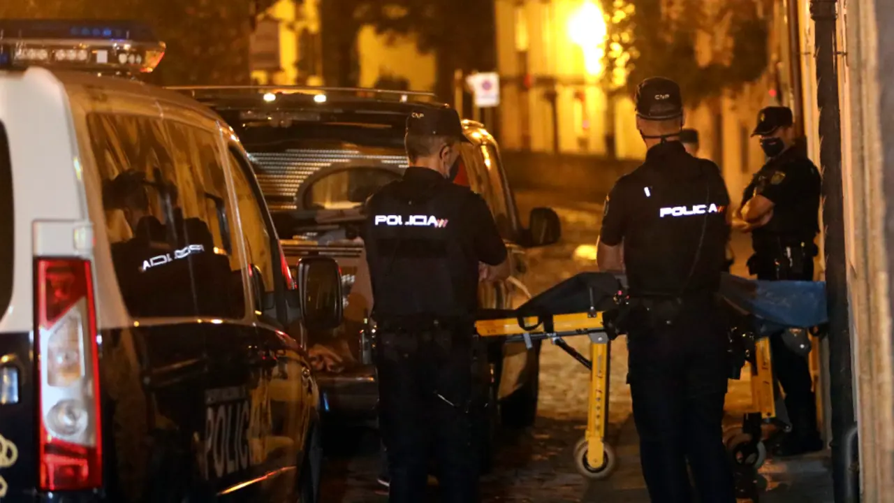 Miembros de la Policía Nacional en la Rúa Loureiros, donde se produjo el crimen. XOÁN REY (EFE)