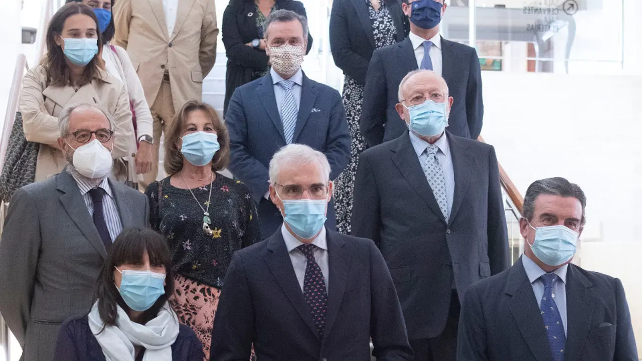 Los conselleiros de Emprego y Economía, con la directiva de la Asociación Gallega de la Empresa Familiar. EP
asisten a un coloquio coa xunta directiva da Asociación Galega Empresa Familiar