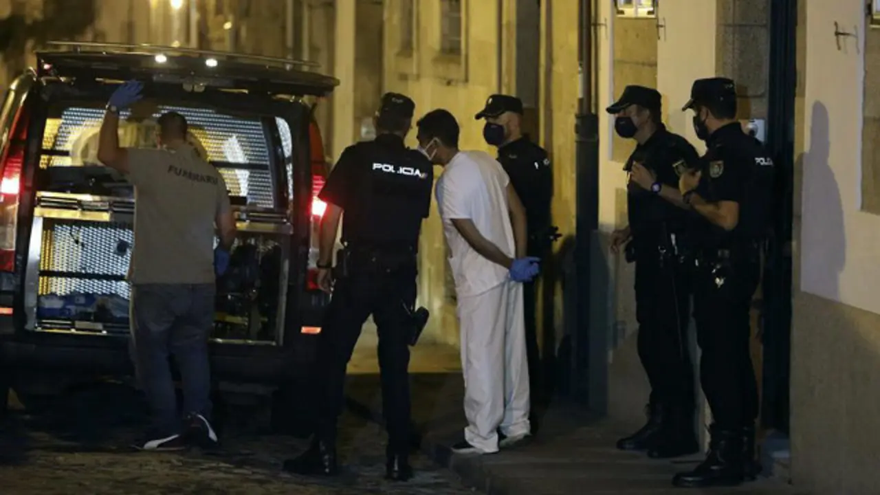 Miembros de la Policía Científica en la calle Loureiros. XOÁN REY