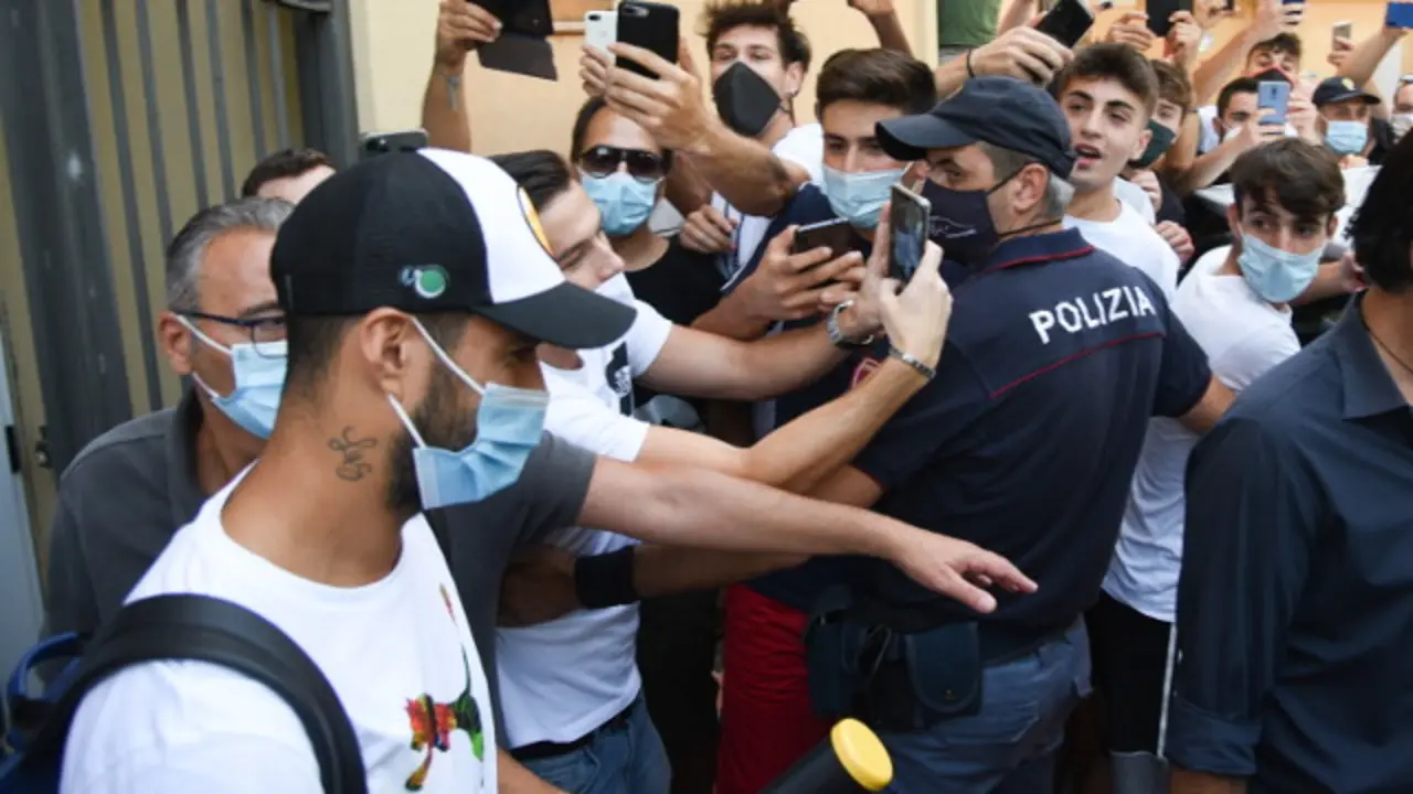 Luis Suárez, a la salida del examen. EFE