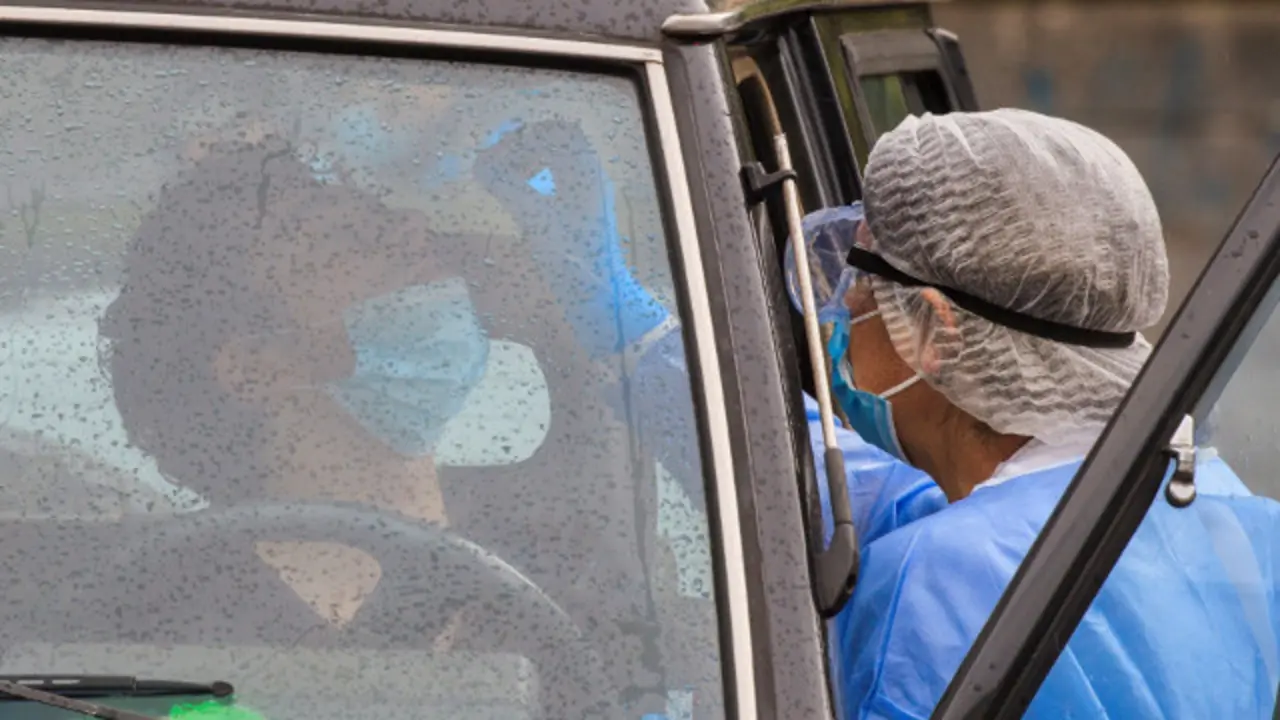 Unha enfermeira toma unha mostra para un PCR a un mozo. EFE