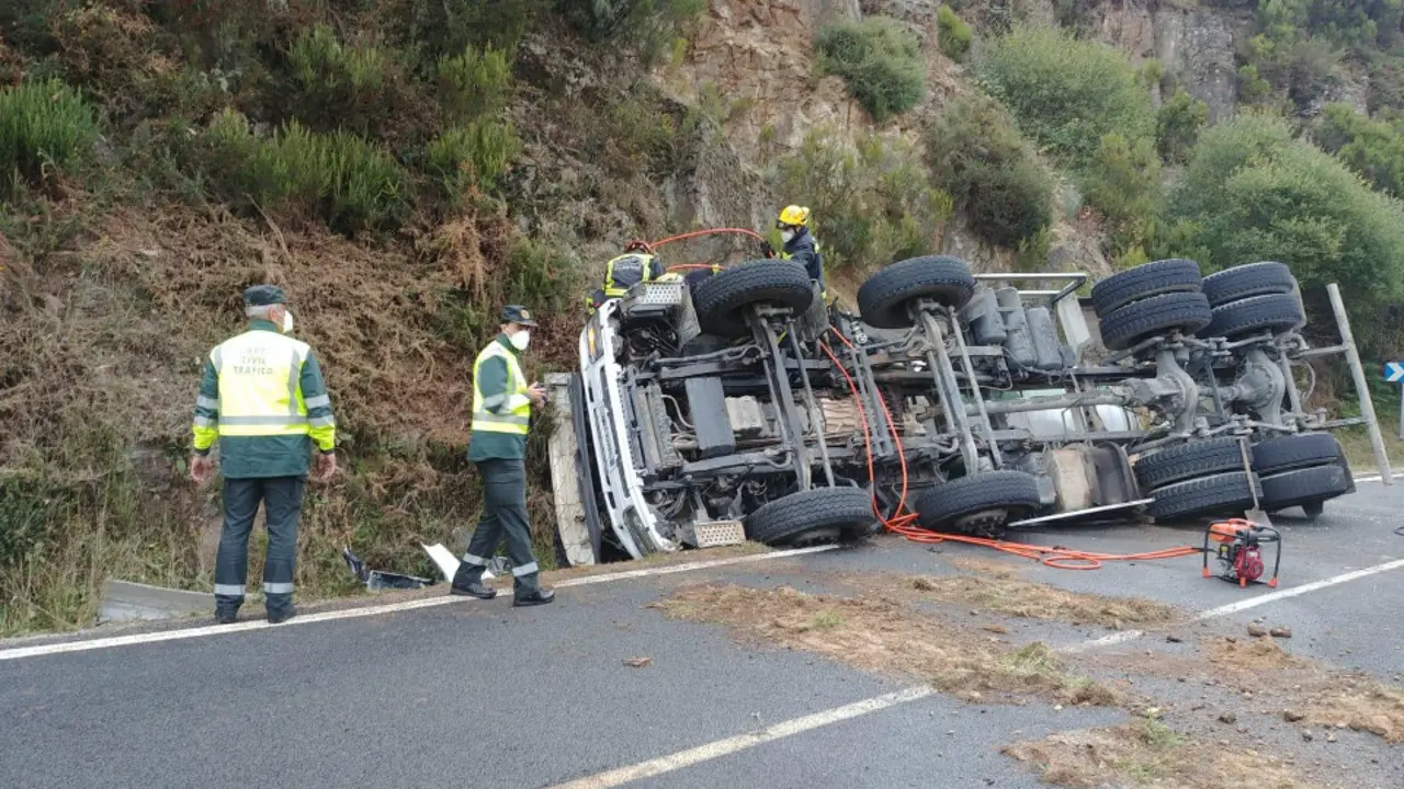 Los servicios de emergencia, junto al camión accidentado. EMERXENCIAS OURENSE