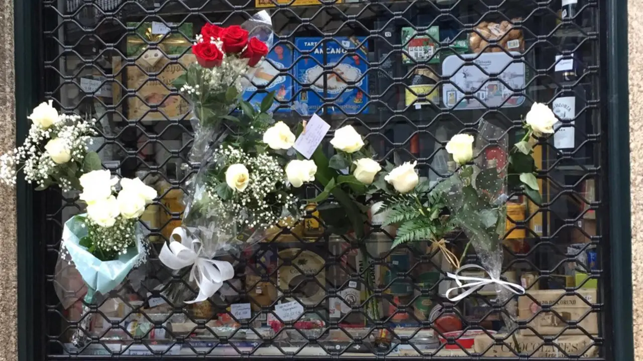 El negocio familiar permaneció cerrado este martes y su escaparate se convirtió en un improvisado altar. GALICIAÉ