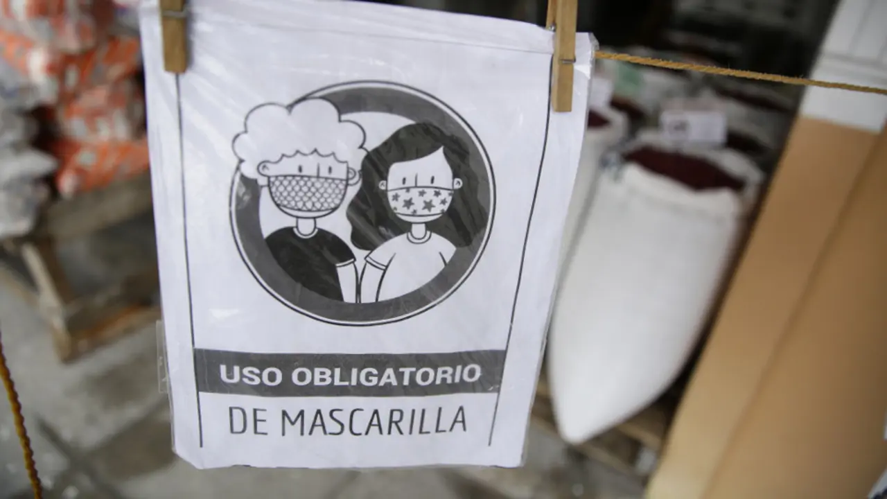 Un cartel recuerda el uso obligatorio de mascarilla. EFE