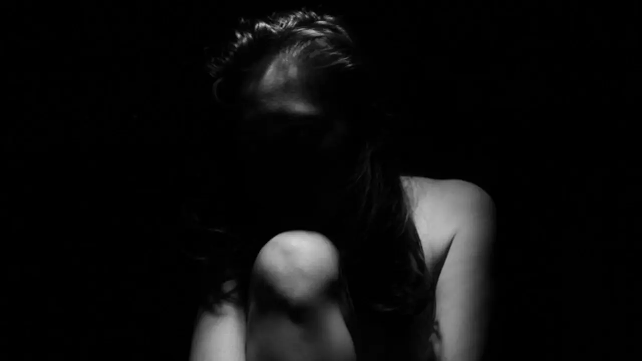 Una mujer en la sombra. PIXABAY