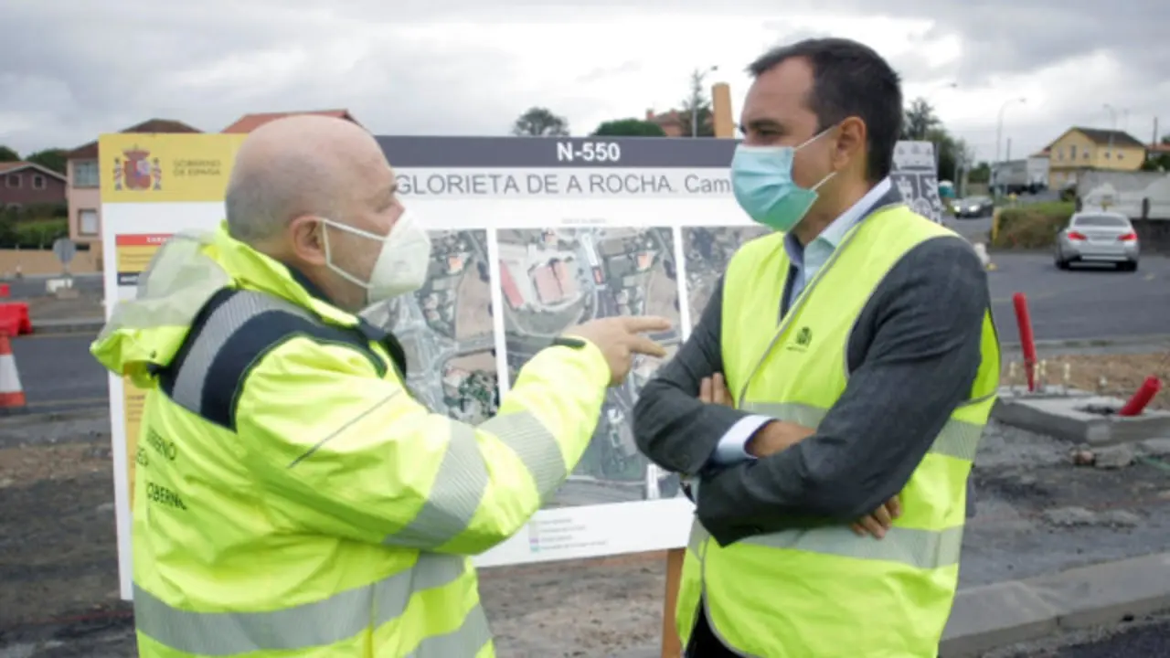 O delegado do Goberno en Galicia, Javier Losada, e o secretario xeral de Infraestructuras do Ministerio de Transportes, Mobilidade e Axenda Urbana, Sergio Vázquez, en  Cambre. CABALAR (Efe)