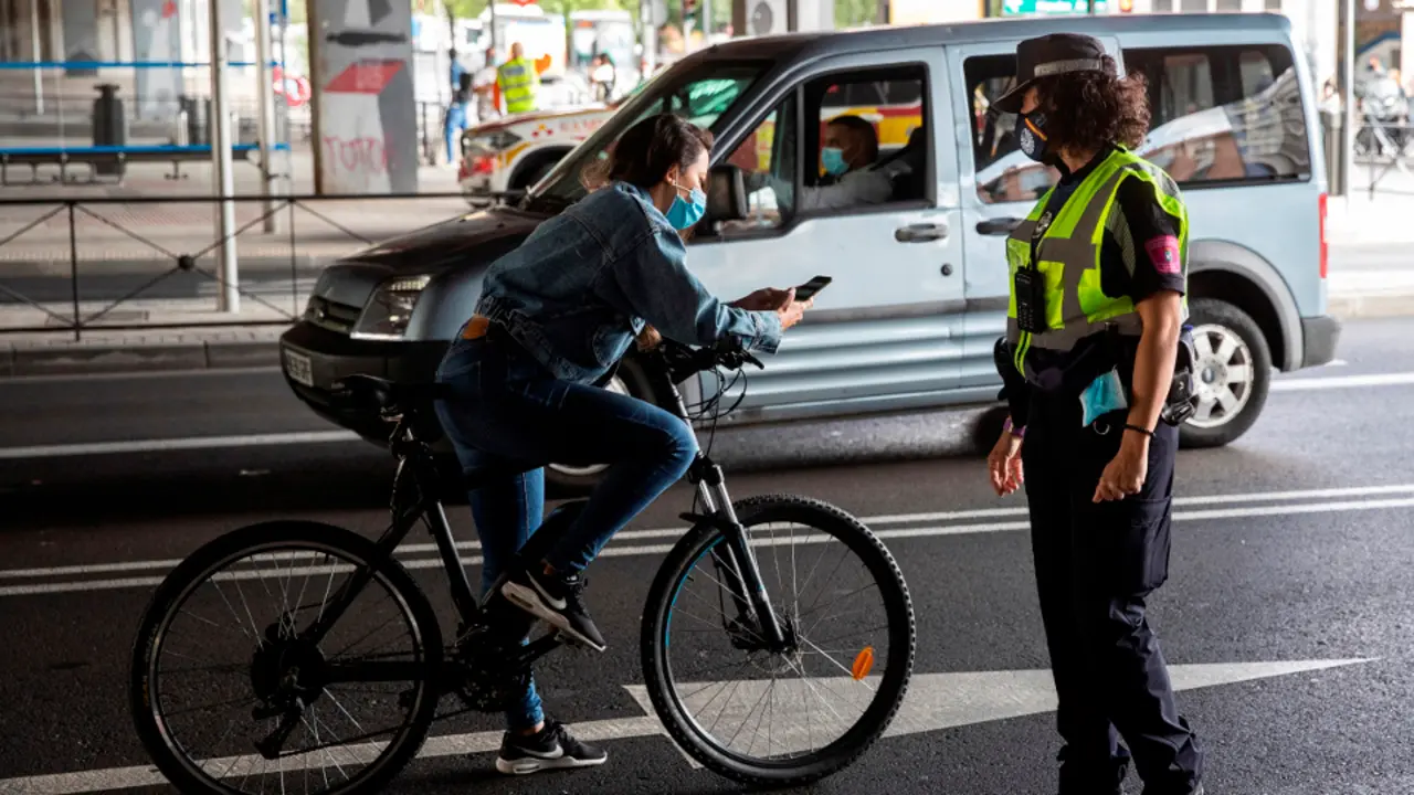Tareas de control de la Polic&iacute;a Municipal en el Puente de Vallecas, en Madrid. RODRIGO JIM&Eacute;NEZ (EFE)