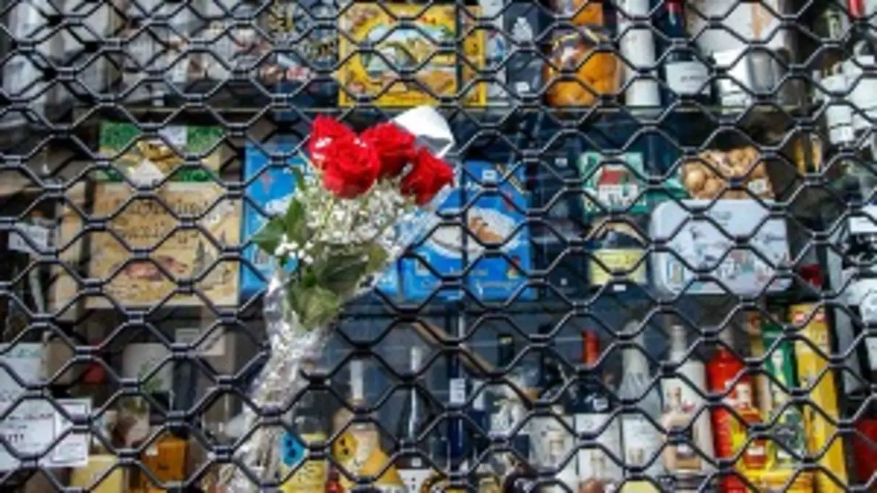 Uno de los negocios de la familia del niño fallecido en Santiago. LUIS POLO