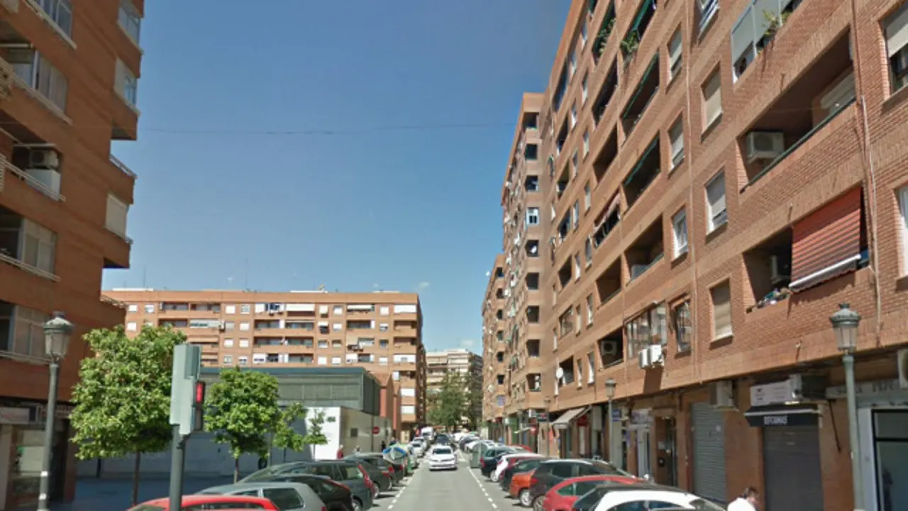 Tramo de la calle Literato Pascual Abad, donde se produjo el crimen. GSV