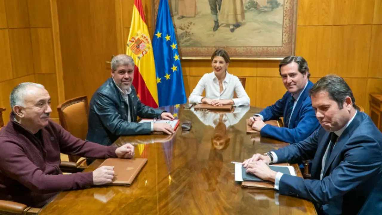 A ministra de Traballo, Yolanda Díaz; os secretarios xerais de UGT e CC OO, Pepe Álvarez e Unai Sordo; o presidente de CEOE, Antonio Garamendi, e o presidente de Cepyme, Gerardo Cuerva. EP