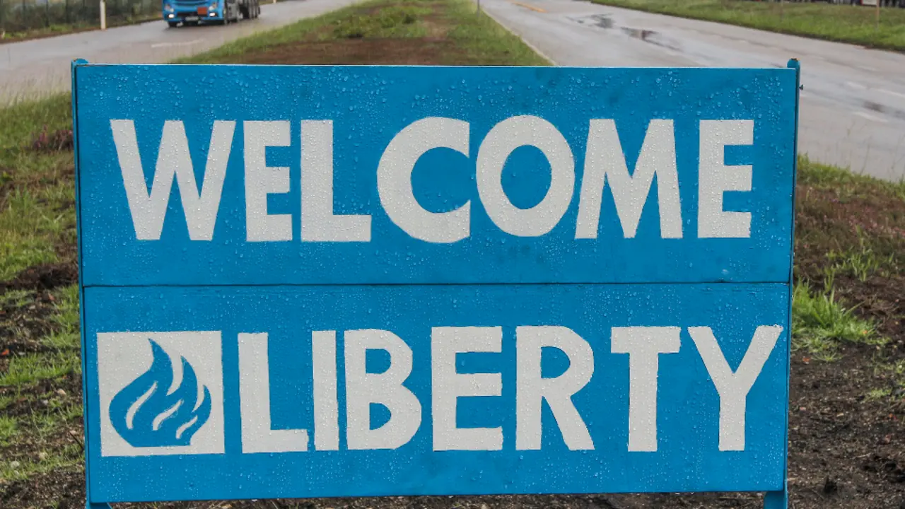 Cartel a la entrada de Alcoa San Cibrao dando la bienvenida al posible comprador, Liberty House. J. Mª ALVEZ