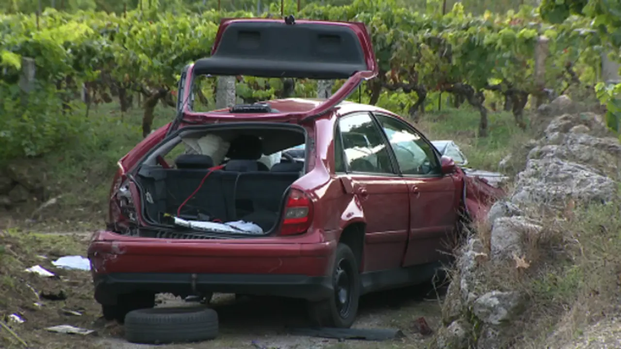 Así quedó el coche accidentado en Beade. TVG