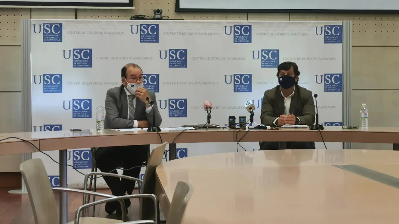 O reitor da USC, Antonio López, e o xerente, Xabier Ferreira, na rolda de prensa deste luns. EUROPA PRESS