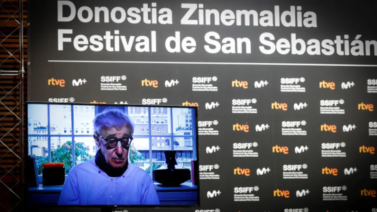 Woody Allen, durante la entrevista telemática. EFE