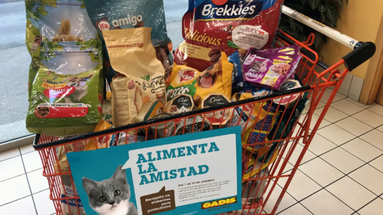 Un carrito con productos de alimentación de animales. EP
