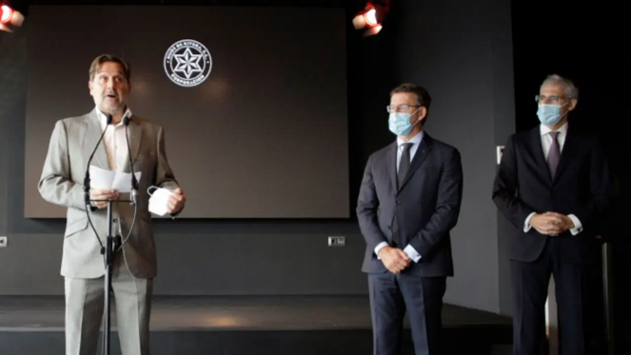 Feijóo e Conde escoitan a Ignacio Rivera, conselleiro delegado de Hijos de Rivera, durante a súa intervención. EFE