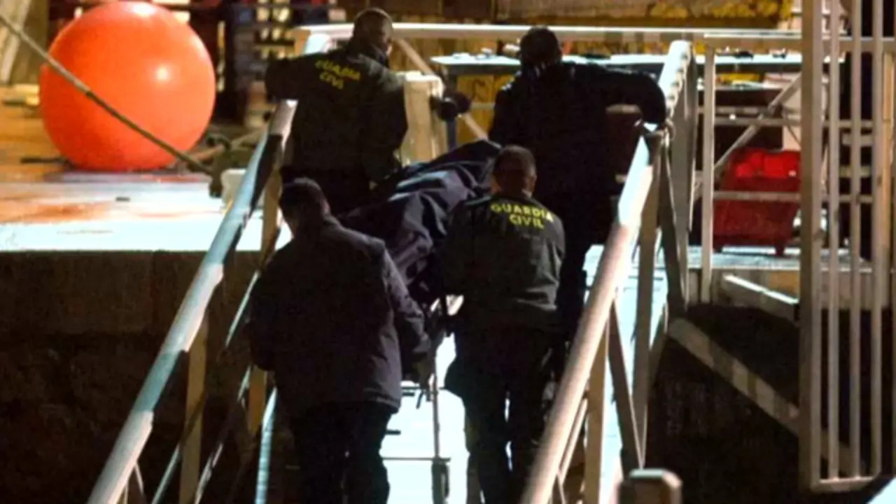 Retirada de uno de los cuerpos en el puerto de Malpica. TVG