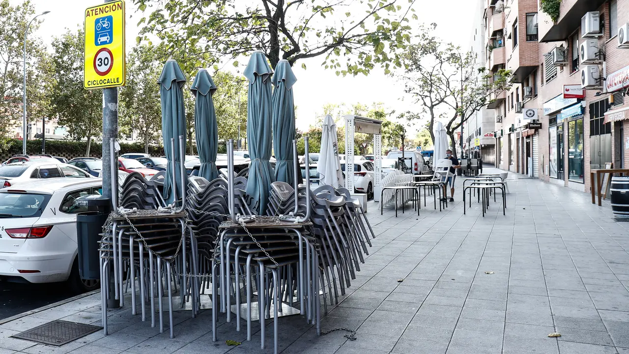 Terraza recogida y cerrada en un bar de Fuenlabrada. EFE