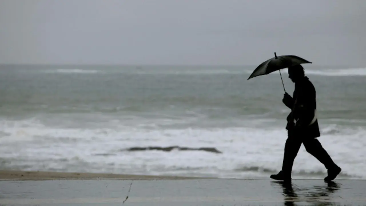 Un hombre camina por A Coruña. CABALAR