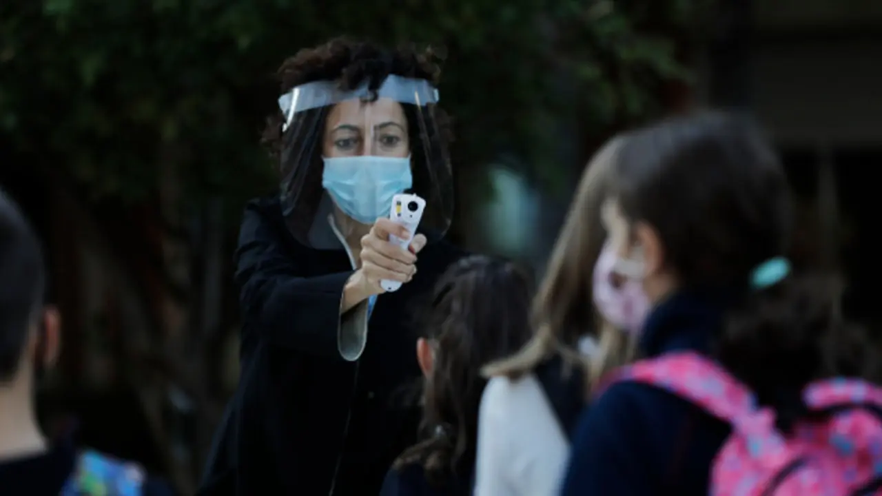 Toman la temperaturas a un alumno. EUROPA PRESS