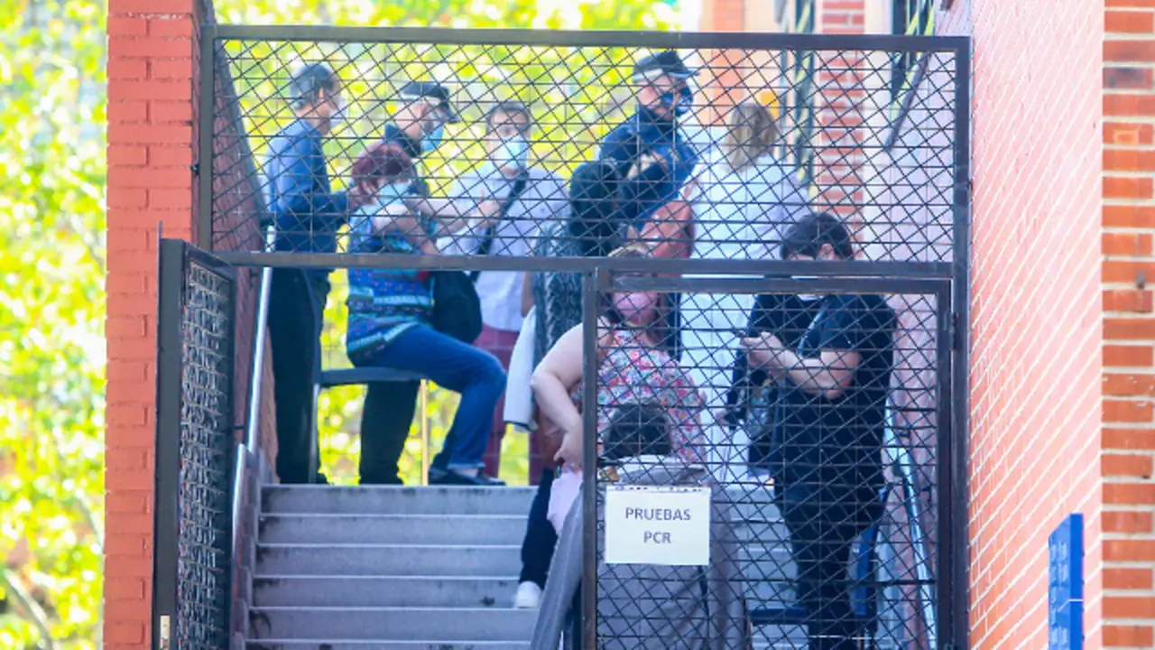 Varias personas esperando para someterse a una prueba de coronavirus en Madrid. EP