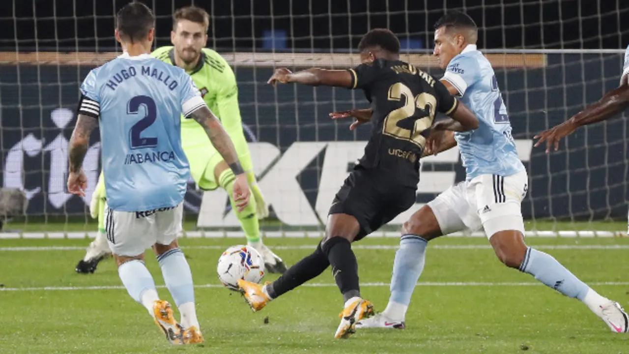 Ansu Fati dispara para marcar el primer gol en Vigo. LAVANDEIRA JR (EFE)