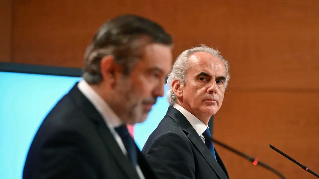 Los consejeros madrileños de Sanidad, Enrique Ruiz Escudero (d) y Justicia, Enrique López, durante la rueda de prensa ofrecida este viernes en Madrid. FERNANDO VILLAR (EFE)