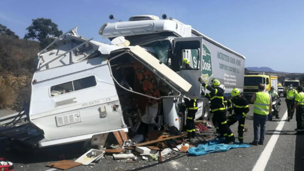 La autocaravana, tras chocar contra el camión. EFE