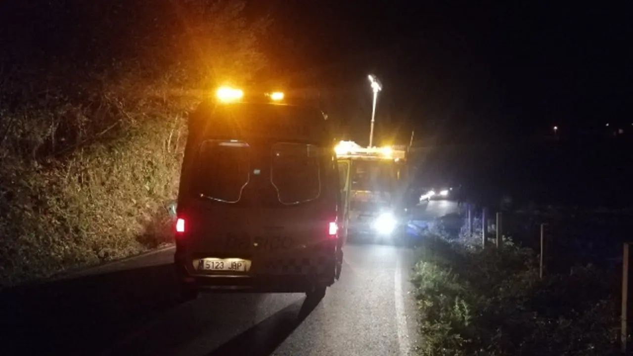 Unha ambulancia no lugar do accidente de Muxía. PROTECCIÓN CIVIL MUXÍA