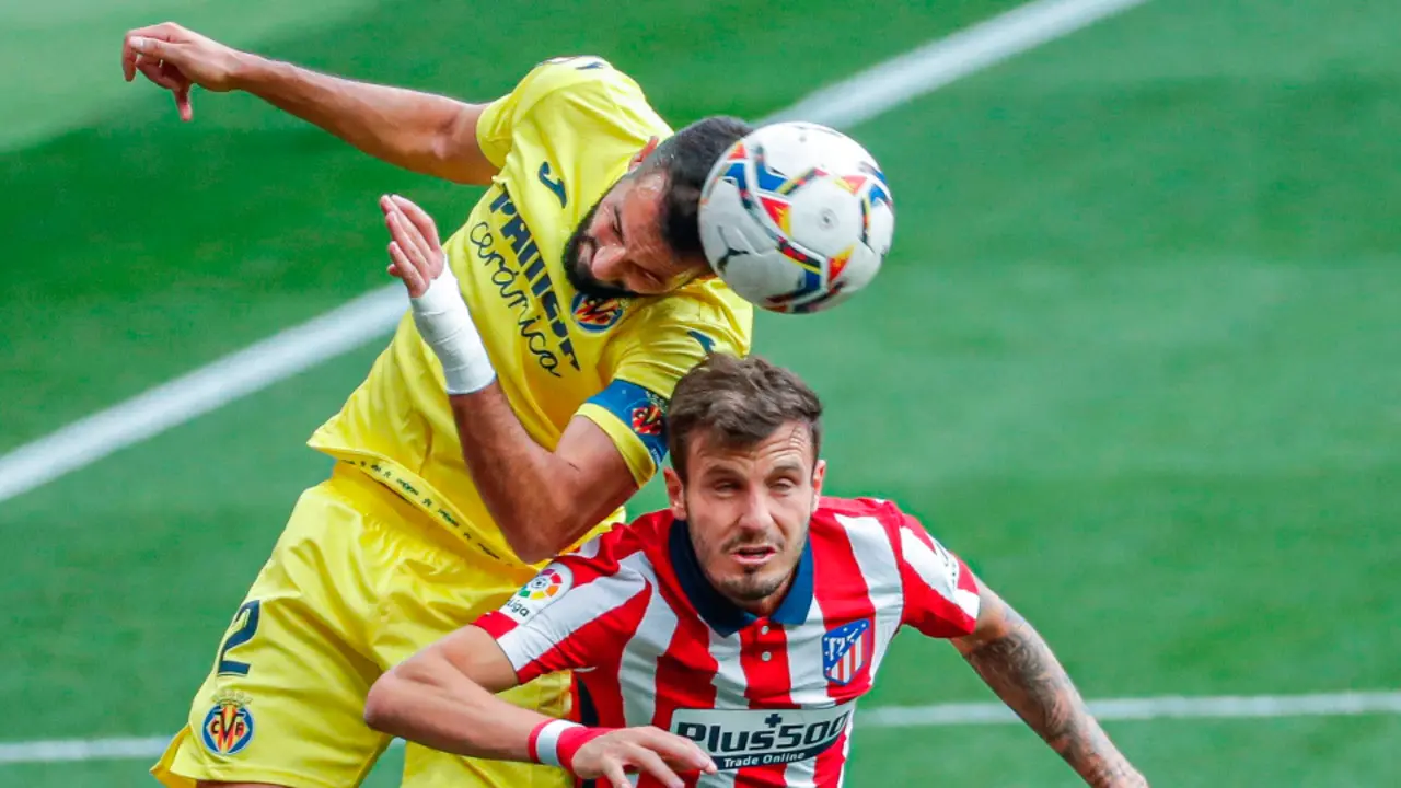 Mario Gaspar pelea un balón con Saúl Ñíguez. EMILIO NARANJO (EFE)