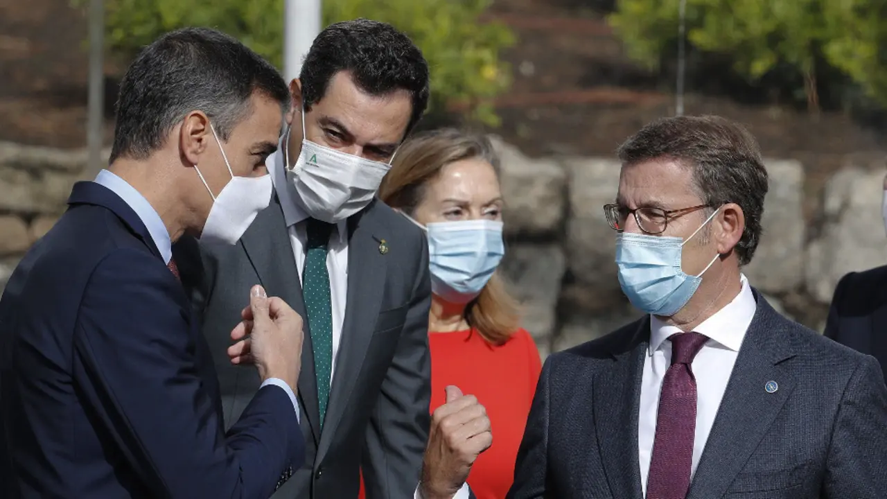 Pedro Sánchez (i), conversa con Juan Manuel Moreno (2i), Alberto Núñez Feijóo (d) y Ana Pastor (2d) a su llegada a la clausura del Foro La Toja 2020. LAVANDEIRA JR. (EFE)