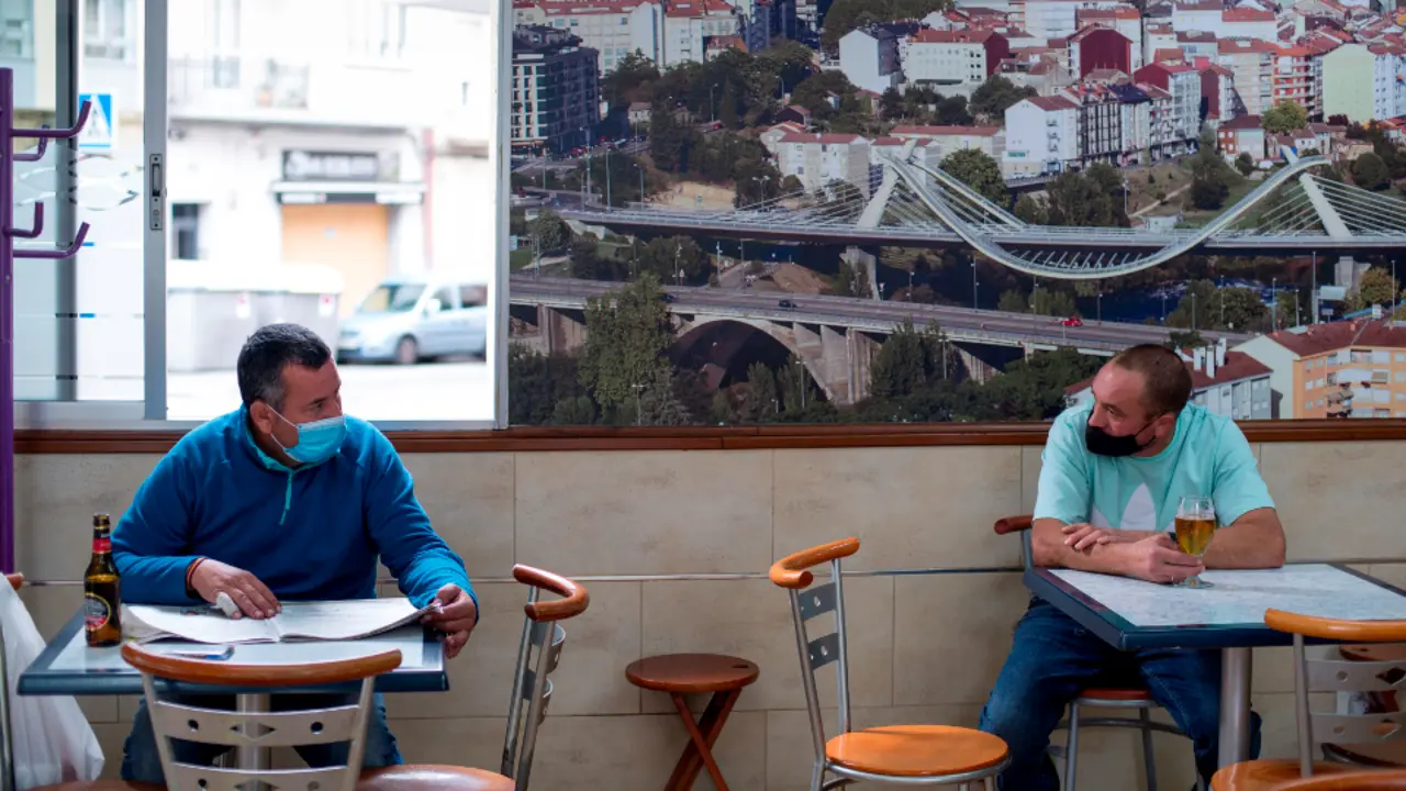 Clientes en el interior de un bar de Ourense. BRAIS LORENZO (EFE)