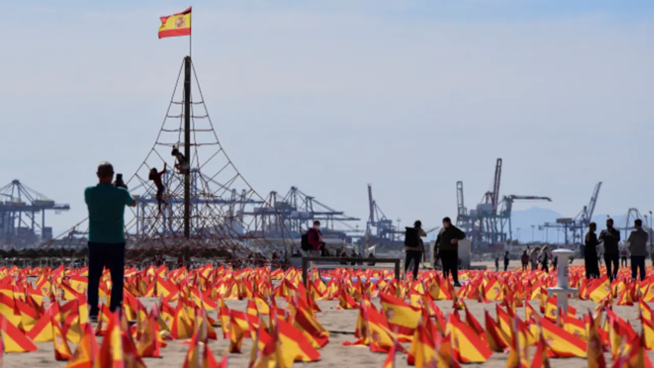 Banderas en la playa de Valencia.  EFE