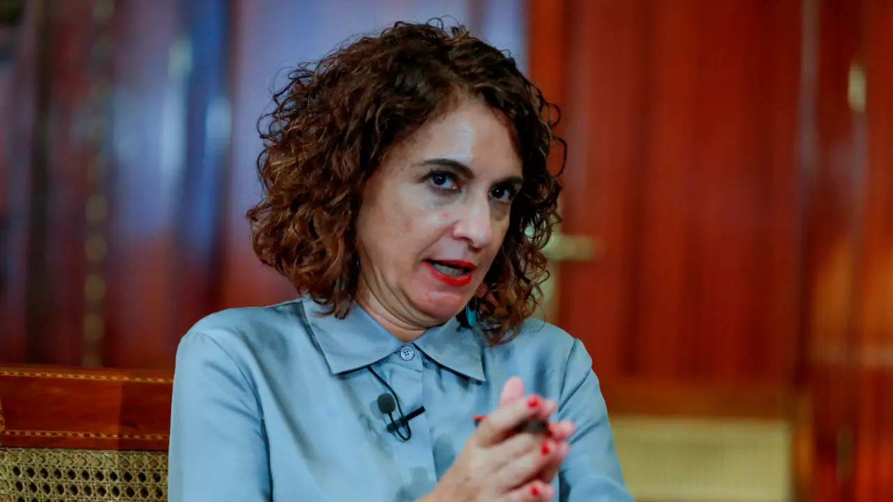 A ministra de Facenda, Mar&iacute;a Jes&uacute;s Montero, explicou que os concellos poder&aacute;n dispor deste di&ntilde;eiro durante os anos nos que quedan suspendidas as regras fiscais (2020 e 2021). EMILIO NARANJO (EFE)